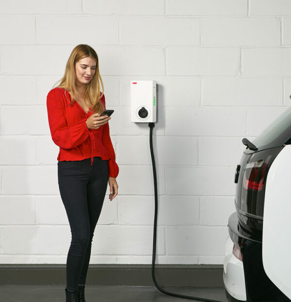 Dame lader elbil op med Abb Terra indbygget 5 meter type-2 ladekabel